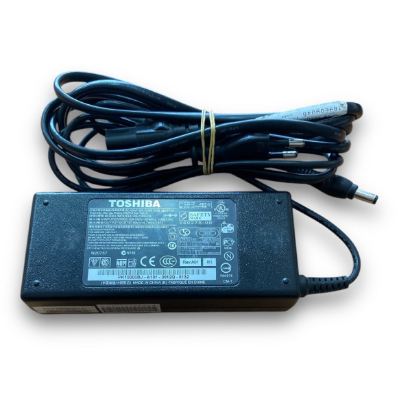 Toshiba 19 Volt - 4.74 Amper Notebook Şarj Adaptörü - Model PA-1900-03