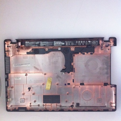 Asus X551M - Alt Kasa - Hoparlör üzerindedir.