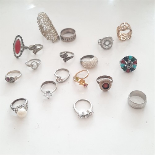 18 Adet Değişik Boyutlarda erkek ve Bayan Yüzük